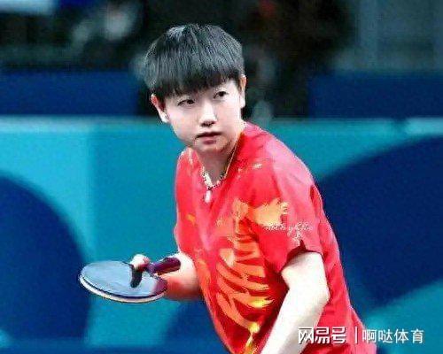 差点又丢！国足后场惊险横传，杨泽翔滑倒被断球.